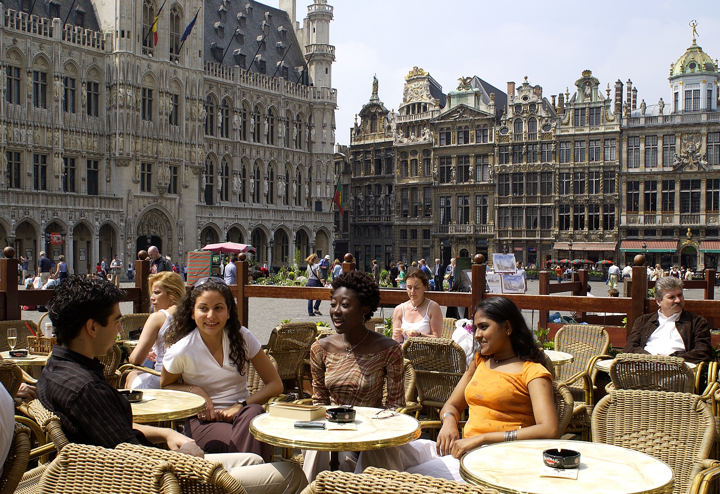 Students_enjoying_the_Grand_Place
